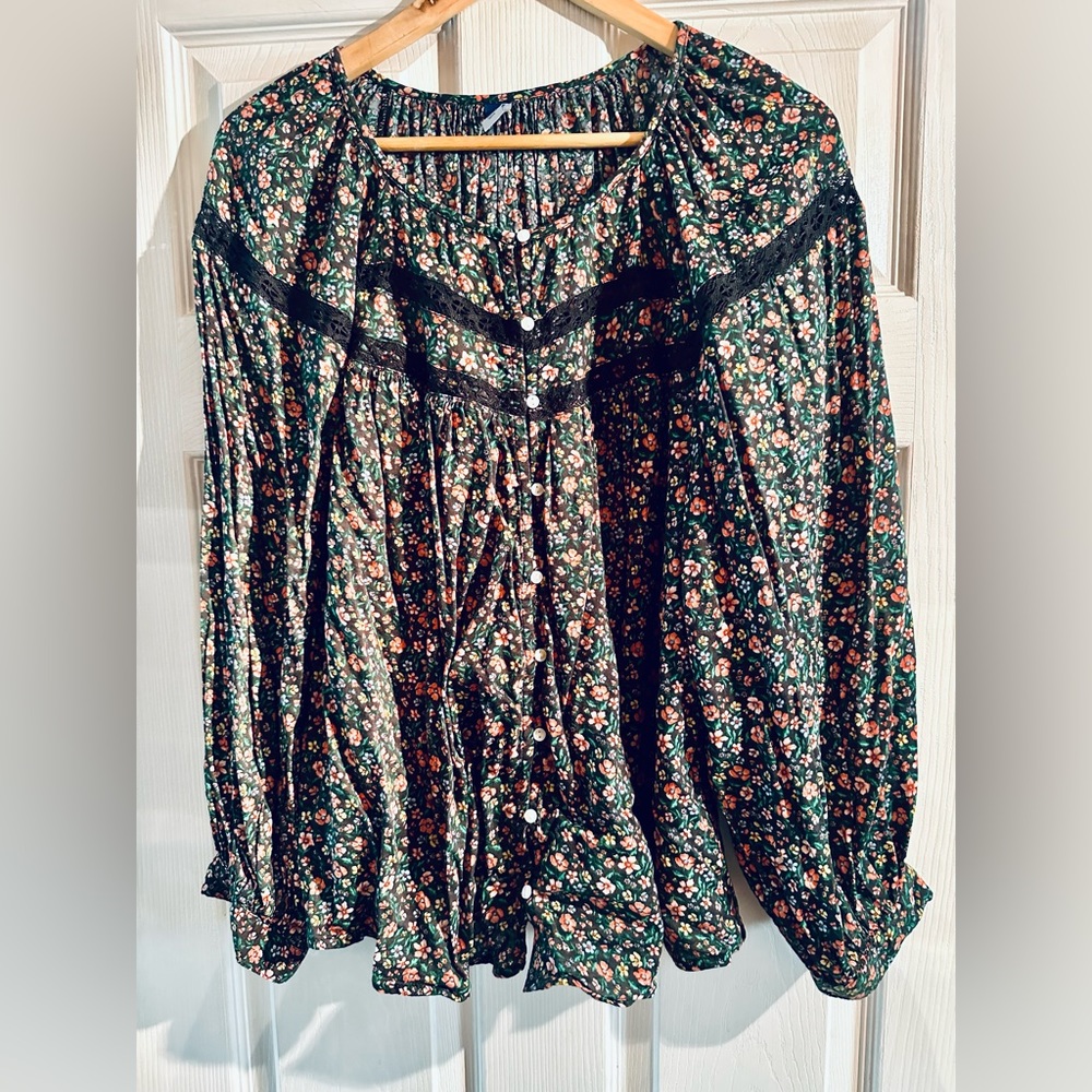 Pretty floral button down top. Black base with flowers. Size XL Old Navy